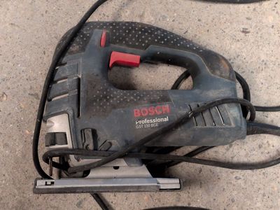 a picture of a corded jig saw sitting on the ground