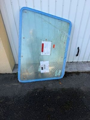 un miroir brisé par terre, à l'extérieur d'un immeuble