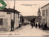 une carte postale représentant une rue où des gens marchent