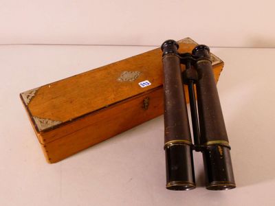 paire de jumelles anciennes en laiton et bois, avec leur coffret en bois