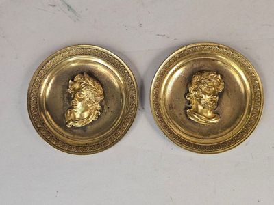 Une paire de médaillons en bronze doré avec haut relief en a…