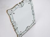 miroir à face réfléchissante avec cadre en bois et motif décoratif sur fond blanc