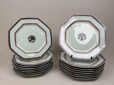plusieurs assiettes sont empilées sur une table