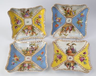 quatre assiettes carrées ornées de motifs différents sur un fond blanc