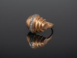 gros plan d'une bague en or avec des diamants sur une surface noire