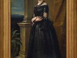 portrait d'une femme en robe noire près d'une colonne