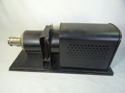 une machine noire posée sur une surface blanche