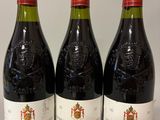 trois bouteilles de vin posées sur une table l'une à côté de l'autre
