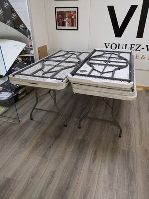 une table sur laquelle est posée une cuisinière, dans une pièce