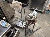 une machine sur laquelle est posée une bouteille de lait à l'arrière