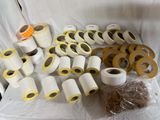 de nombreux rouleaux de ruban adhésif et des rouleaux de ruban adhésif posés sur une table