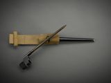 un couteau posé sur un morceau de bois