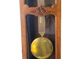une horloge de parquet en bois surmontée d'une vitrine
