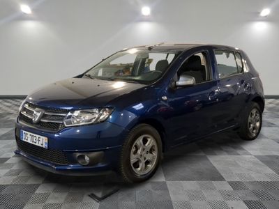 la petite voiture bleue est garée dans une pièce au sol à carreaux