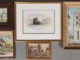 de nombreux tableaux accrochés au mur de cette pièce