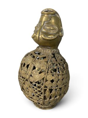 un vase en or surmonté d'un oiseau