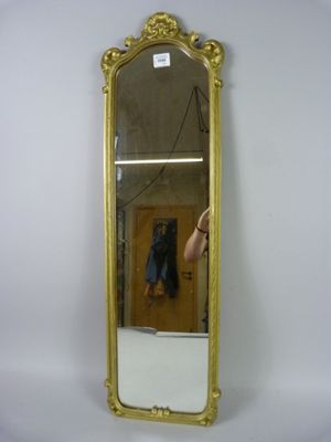 un miroir accroché au mur de la pièce