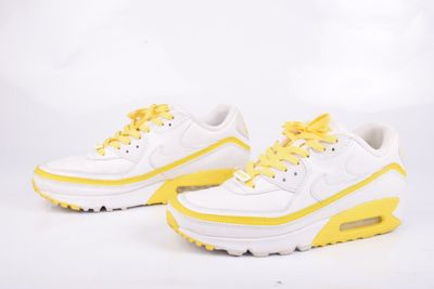 baskets Nike Air Max blanches et jaunes avec des lacets jaunes