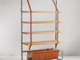 une étagère en métal et en bois comportant quatre tablettes et un porte-revues