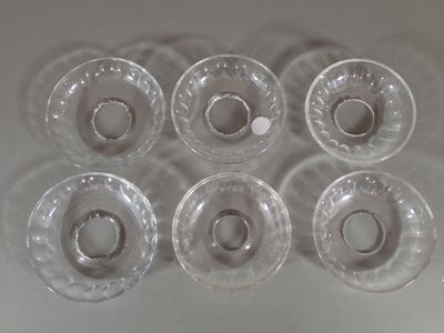 six verres à vin vides posés sur une surface blanche