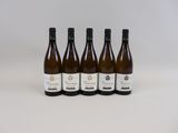 six bouteilles de vin sont alignées sur une surface blanche