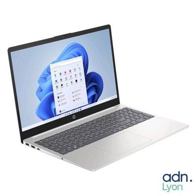 un ordinateur portable ouvert sur un fond blanc