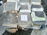 une pile de livres posée sur une table