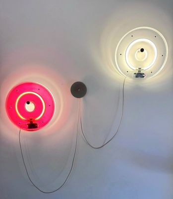 deux lampes fixées au mur d'une pièce