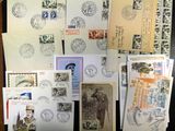 beaucoup de timbres et de cartes postales posés sur une table
