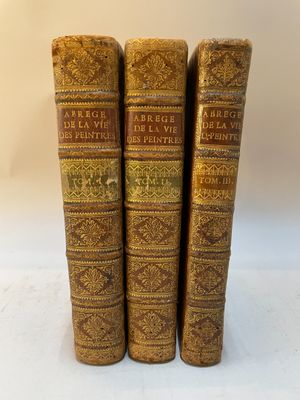 un ensemble de trois livres anciens avec couvertures dorées