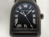 une image d'un gros plan d'une montre-bracelet avec des chiffres romains