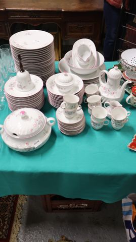 Partie de service en porcelaine bavaroise : 24 assiettes plates, ...