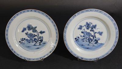 deux assiettes bleues et blanches ornées de fleurs et d'arbres