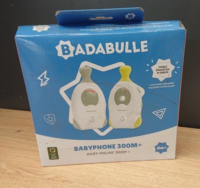 une boîte contenant deux babyphones, posée sur une table