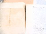 une table sur laquelle se trouvent une pile de papiers et un stylo