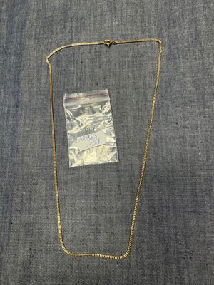 la chaîne en or est fixée à l'arrière du sac
