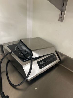 une balance numérique posée sur un plan de travail dans une cuisine