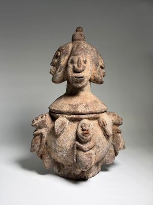 un gros plan d'un vase sur lequel est représenté un visage
