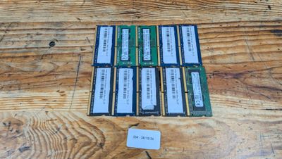 de nombreuses barrettes de mémoire vive posées sur une table en bois