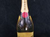 un gros plan d'une bouteille de champagne sur fond noir