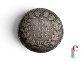 gros plan d'une pièce de monnaie sur une surface blanche