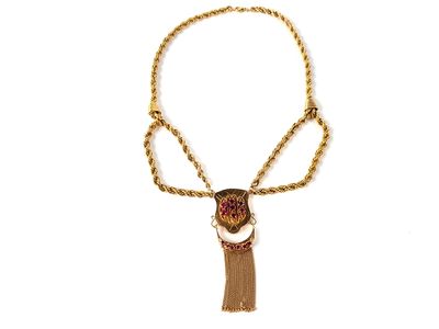 collier composé d'une chaîne en or et d'un pompon, sur fond blanc