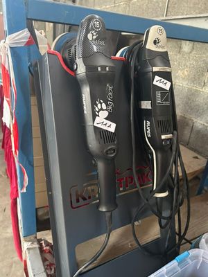deux outils électriques posés sur un chariot