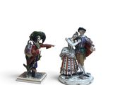 deux figurines d'un homme et d'une femme debout l'un à côté de l'autre