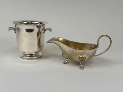 tasse et soucoupe plaquées argent, avec des anses de chaque côté