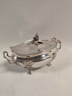 un plat ancien en argent plaqué, muni d'un couvercle orné d'un oiseau