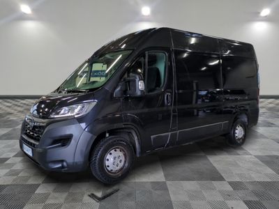 une photo d'une camionnette noire garée dans un garage