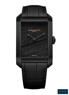 une montre noire sur fond blanc, avec un bracelet noir