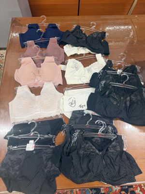 un tas de vêtements posés sur une table