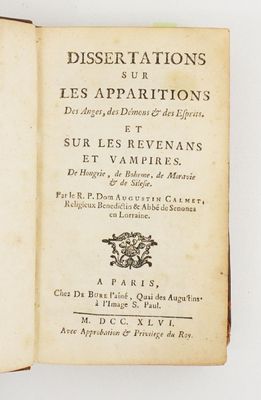 un livre ouvert avec l'image d'un oiseau dessus